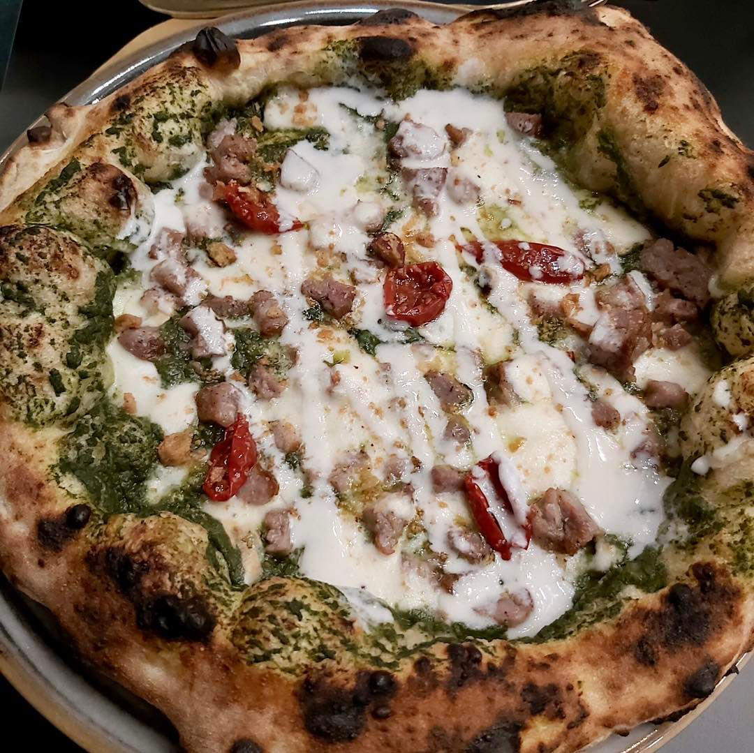 50 Top Pizza - 🇮🇹#pizzeriagaetanopaolella si trova quasi in pieno centro ad Acerra, è riconoscibil