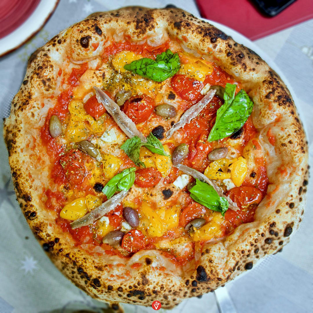 Ecco la Pizza di #nonnamapizzeria_trattoria (a Frattamaggiore) fatta con alici, olive, capperi, pomo