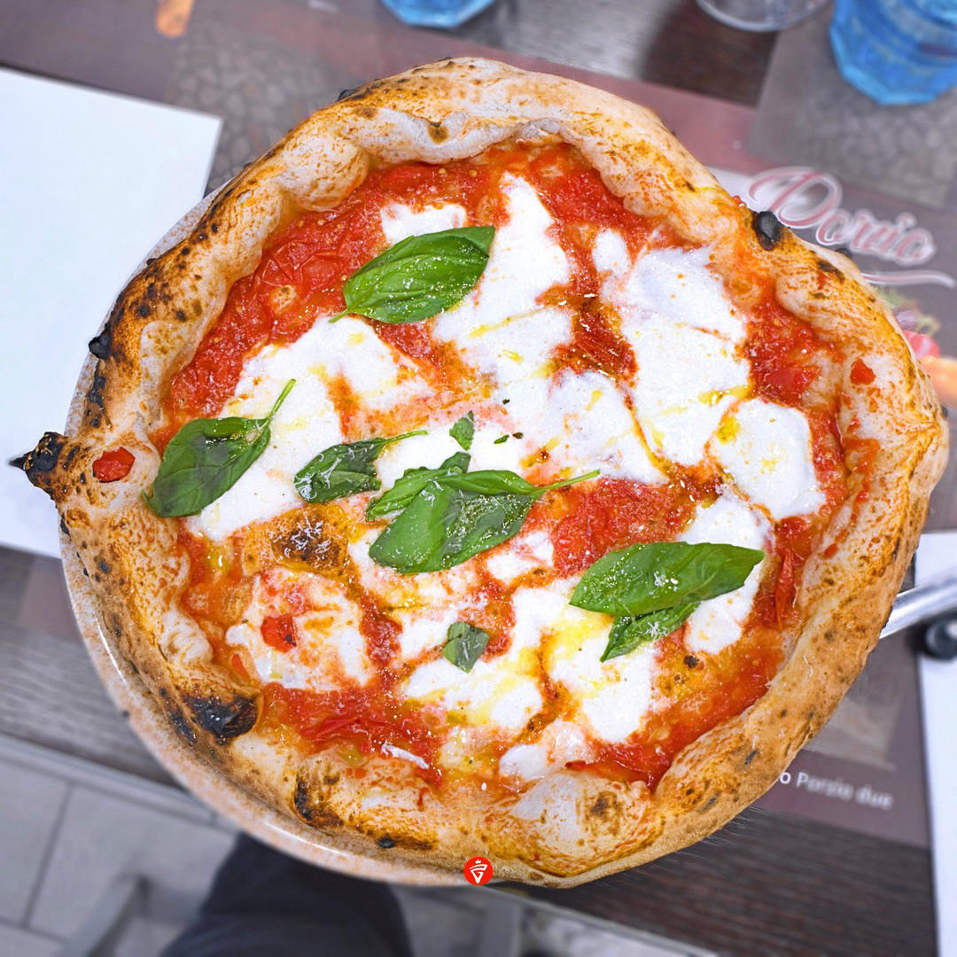 La Pizza Corbarì di #pizzeria_porzio con pomodoro corbarino schiacciato a mano, mozzarella di bufala