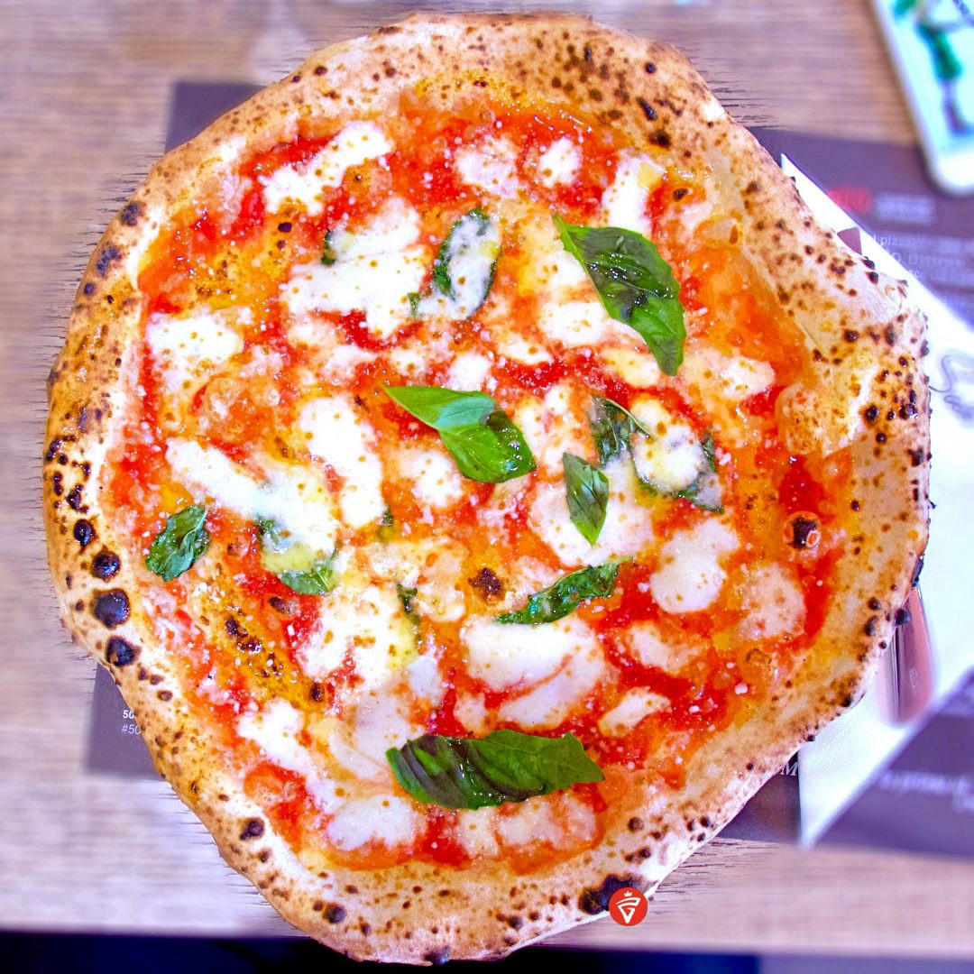 image  1 Napoli Pizza Guide - La Margherita della pizzeria #50kalo fatta con pomodoro, mozzarella fiordilatte