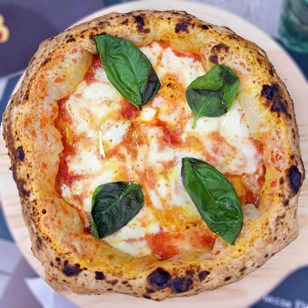 image  1 Napoli Pizza Guide - La Margherita di #pizzeriavincenzocapuano (#capvin) fatta con pomodoro, fior di