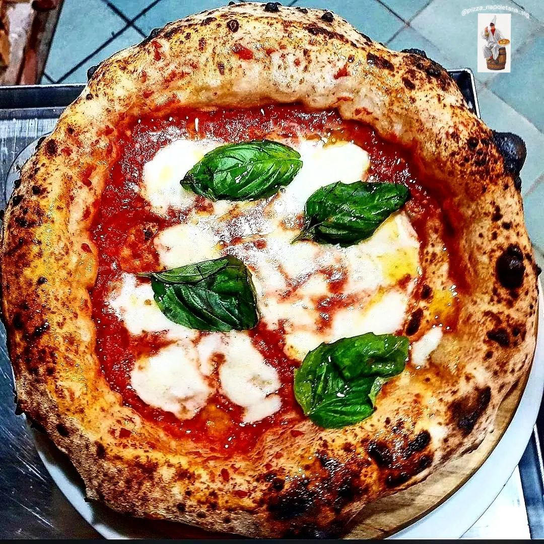 Pizza napoletana - Congratulations to #raf_bonetta #pizza #pizzanapoletana #napoli #centrostorico #c