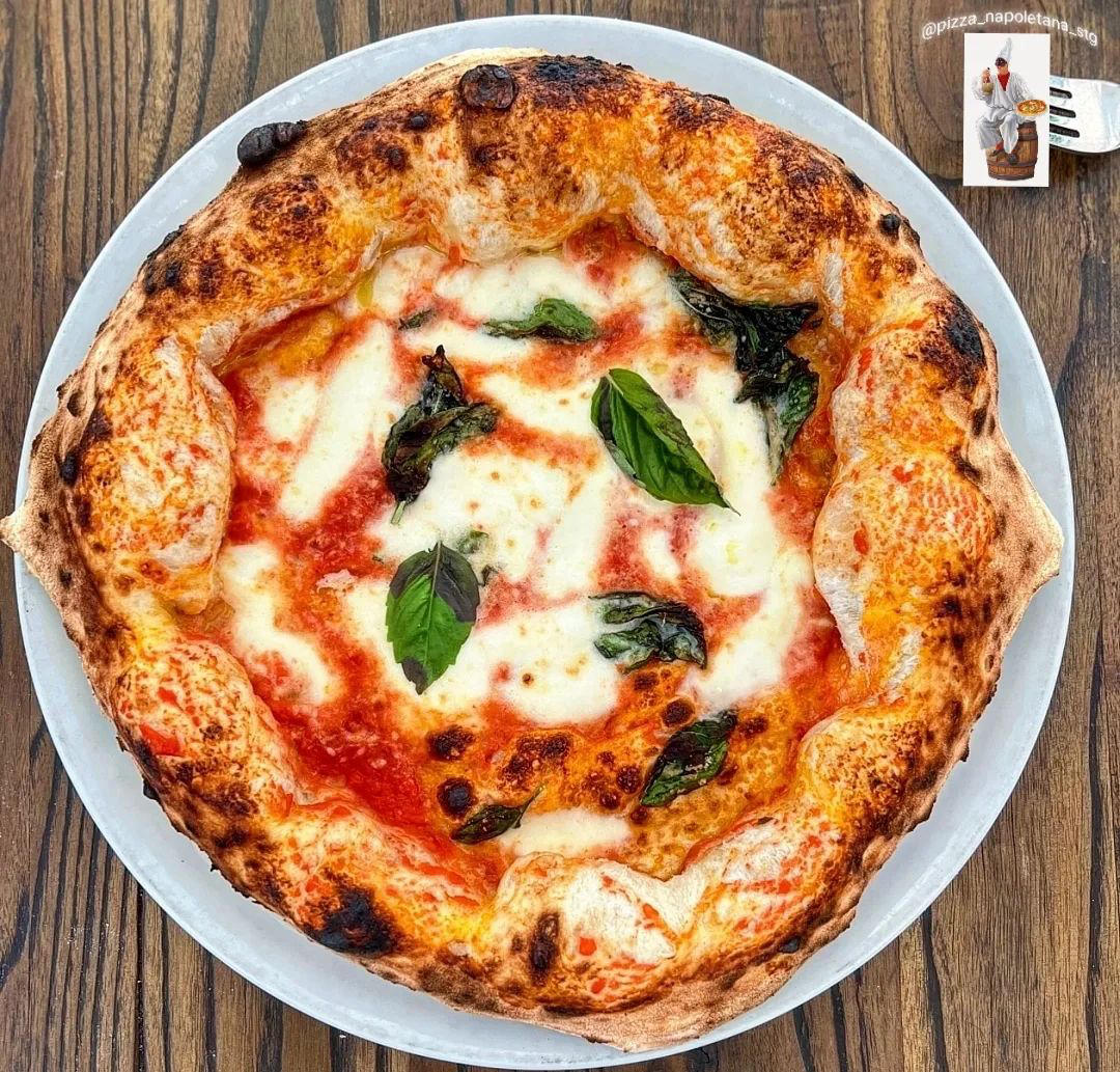 Pizza napoletana - Thanks to #cesarediiorio #pizza #pizzanapoletana #pizzeria #verace #campania #nap