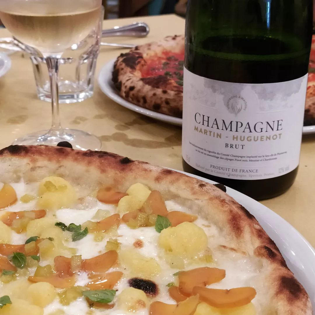 Pizza On The Road - Oggi è lo #ChampagneDay e noi che amiamo #pizzaebolle non potevamo che celebrarl